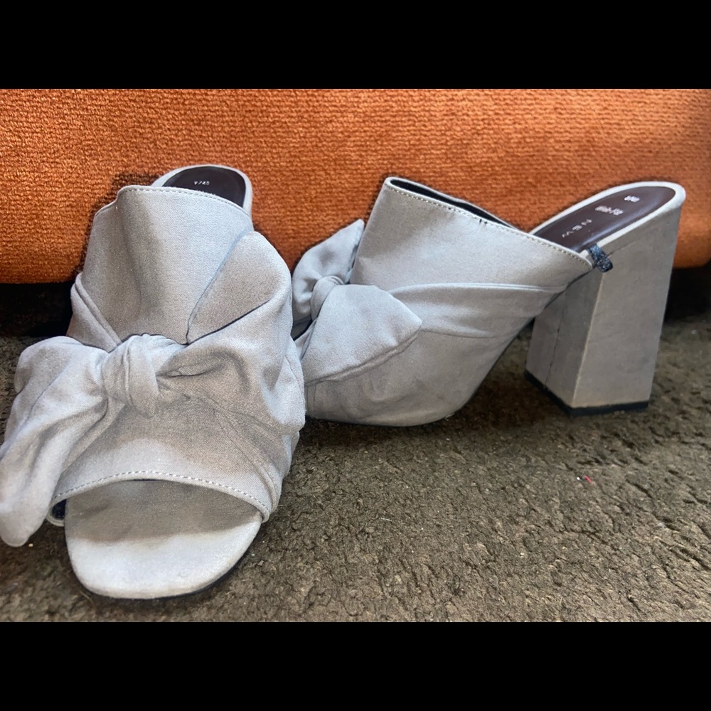 Gray wide fit bow mule